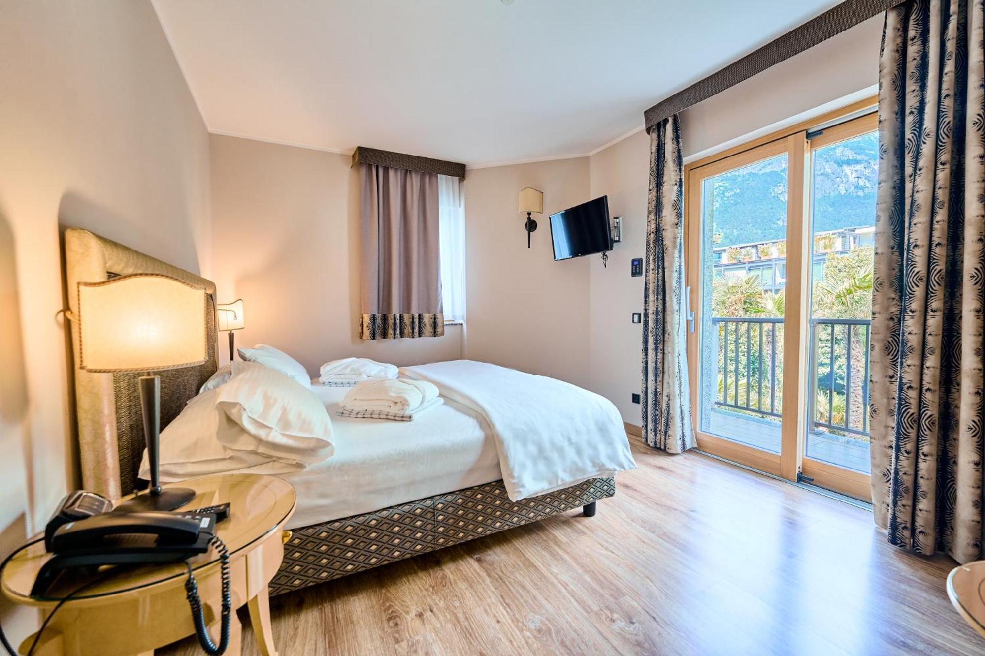 Parc Hotel Flora S Riva del Garda Esterno foto